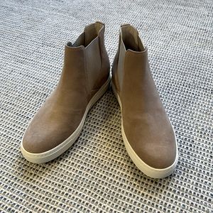 NEW! No box. Size 9 Vince high top sneaker
